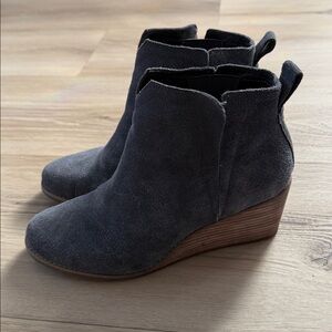 EUC - TOMS Kallie wedge ankle boots in gray suede. Size US 8
